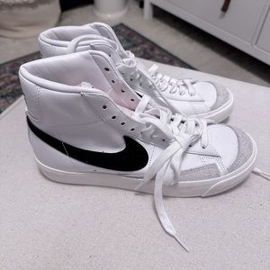 NEW* Nike Blazer Mid '77 - Size 8 Women’s